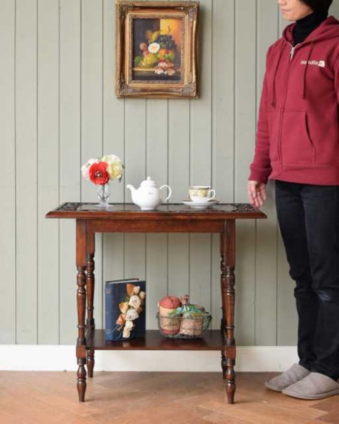 アンティークのテーブル　アンティーク家具　英国で見つけたお花の彫刻が華やかな、アンティークオケージョナルテーブル。どんな場所でも便利に使える小さなテーブルそもそも「オケージョナル」とは「便利に使える」と言う意味。(q-1995-f)
