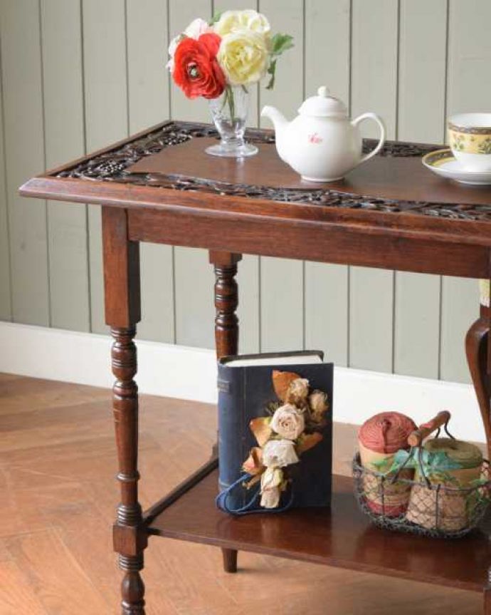 アンティークのテーブル　アンティーク家具　英国で見つけたお花の彫刻が華やかな、アンティークオケージョナルテーブル。上品で優雅なアンティーク凛とした雰囲気が漂うアンティークらしい立ち姿のテーブル。(q-1995-f)
