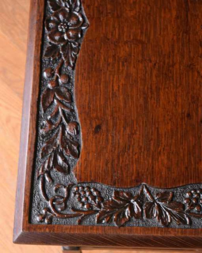 アンティークのテーブル　アンティーク家具　英国で見つけたお花の彫刻が華やかな、アンティークオケージョナルテーブル。天板を近づいてみると…アンティークだから手に入れることが出来る天板に使われている銘木の美しさにうっとりです。(q-1995-f)