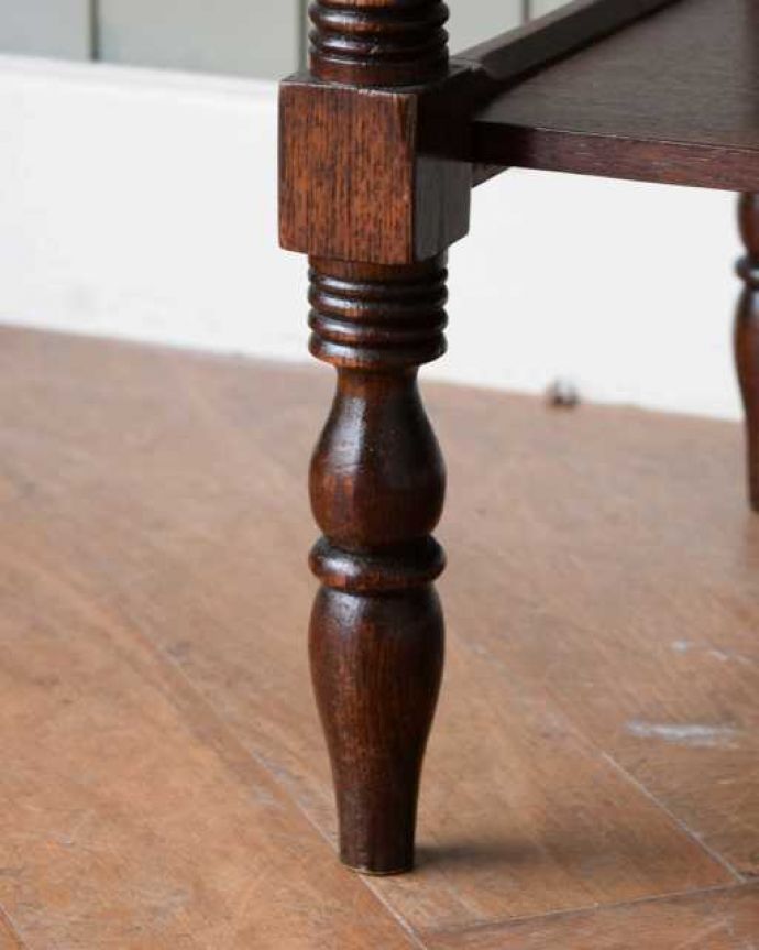 アンティークのテーブル　アンティーク家具　英国で見つけたお花の彫刻が華やかな、アンティークオケージョナルテーブル。持ち上げなくても移動できます！Handleのアンティークは、脚の裏にフェルトキーパーをお付けしていますので、床を滑らせてれば移動が簡単です。(q-1995-f)