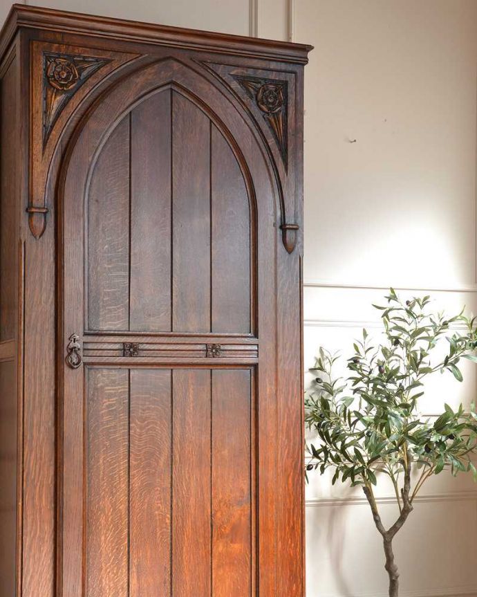 アンティークのキャビネット　アンティーク家具　英国のアンティーク家具、ポインテッドアーチの扉がおしゃれなワードローブ。アンティークらしい装飾が魅力サイズの大きい家具だからこそ、やっぱり美しい装飾がアンティークの魅力。(q-1997-f)