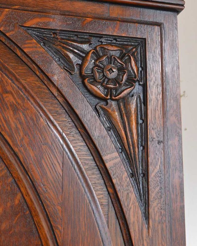 アンティークのキャビネット　アンティーク家具　英国のアンティーク家具、ポインテッドアーチの扉がおしゃれなワードローブ。扉を彩る装飾やっぱり魅力は扉の装飾。(q-1997-f)