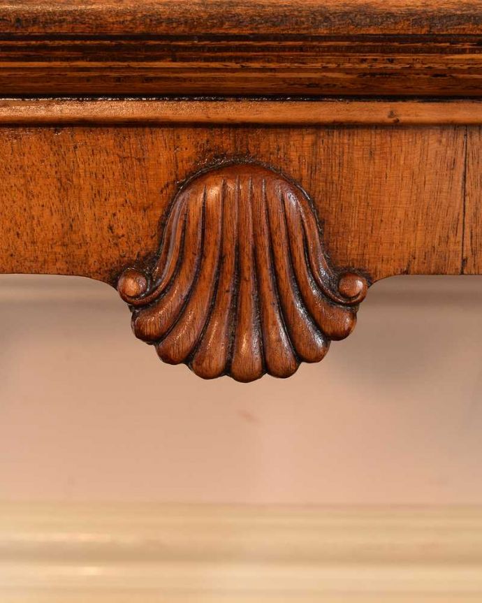 アンティークのテーブル　アンティーク家具　英国のアンティーク家具　クロウ＆ボールの脚を持つトレイ付きのコーヒーテーブル。うっとりする美しさアンティークだから手に入る美しい彫。(q-1998-f)