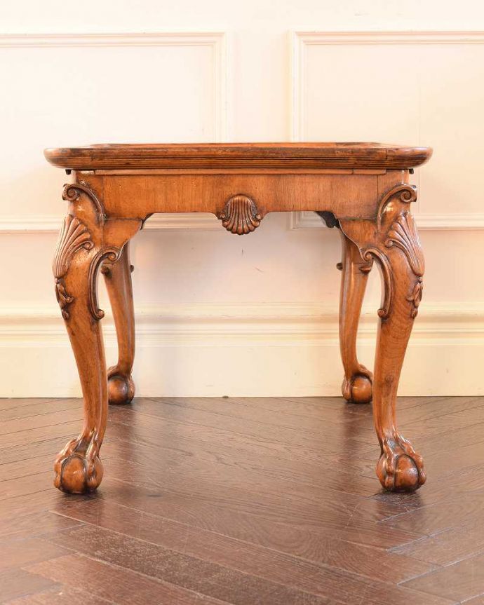 アンティークのテーブル　アンティーク家具　英国のアンティーク家具　クロウ＆ボールの脚を持つトレイ付きのコーヒーテーブル。横から見た姿もステキ横から見るとこんな感じです。(q-1998-f)