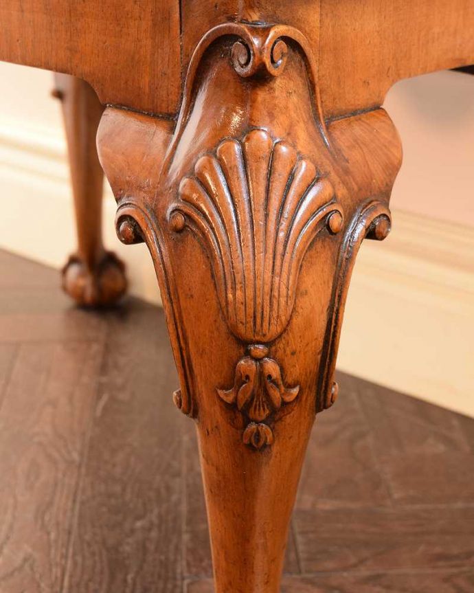 アンティークのテーブル　アンティーク家具　英国のアンティーク家具　クロウ＆ボールの脚を持つトレイ付きのコーヒーテーブル。美しい彫にもうっとり…さりげなく施された彫。(q-1998-f)