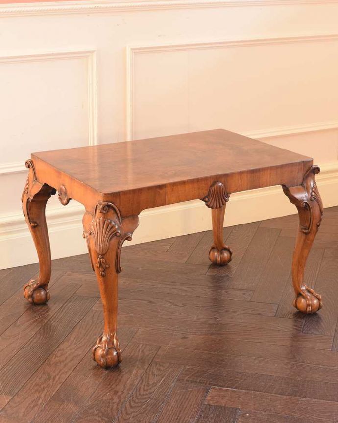 アンティークのテーブル　アンティーク家具　英国のアンティーク家具　クロウ＆ボールの脚を持つトレイ付きのコーヒーテーブル。トレイを外してみると・・・トレイの下はこんな感じになっています。(q-1998-f)