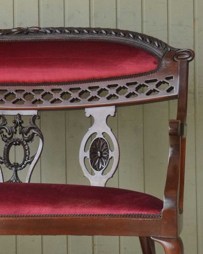 セティ・ソファ・ベンチ　アンティーク チェア　マホガニーの透かし彫アンティークチェア、英国の美しいセティ（長椅子・ソファ）。どこを切り取っても美しいシルエットアンティークの椅子らしい高級感が溢れるフォルム。(q-200-c)