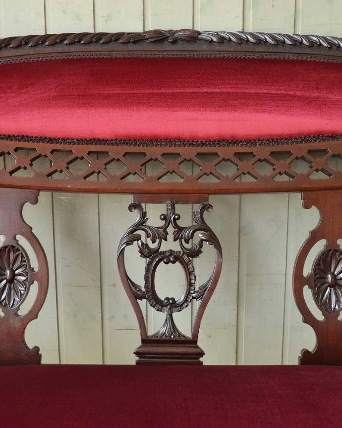 セティ・ソファ・ベンチ　アンティーク チェア　マホガニーの透かし彫アンティークチェア、英国の美しいセティ（長椅子・ソファ）。芸術作品のような彫アンティークらしい透かし彫りの美しさに思わずうっとりしてしまいます。(q-200-c)