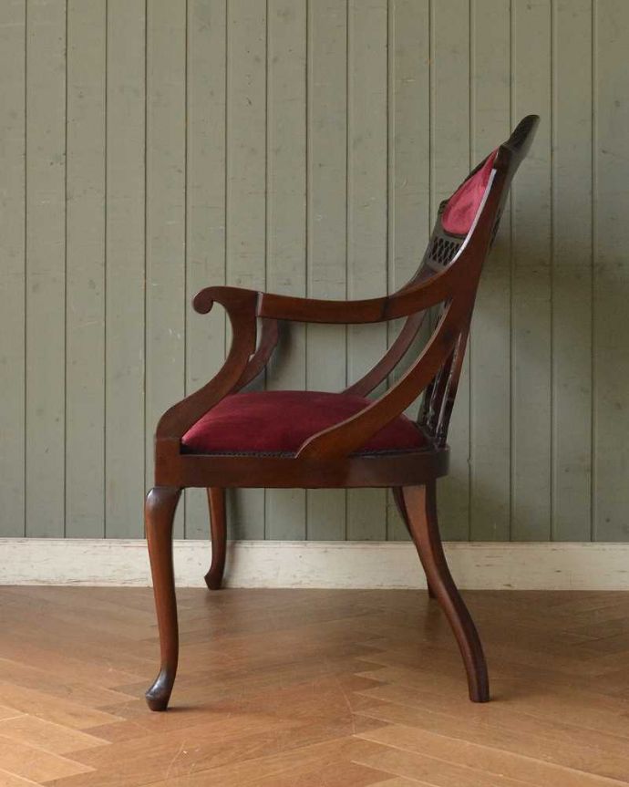 セティ・ソファ・ベンチ　アンティーク チェア　マホガニーの透かし彫アンティークチェア、英国の美しいセティ（長椅子・ソファ）。気品の感じられる横顔横から見ても優雅さは同じ。(q-200-c)