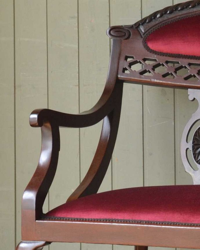 セティ・ソファ・ベンチ　アンティーク チェア　マホガニーの透かし彫アンティークチェア、英国の美しいセティ（長椅子・ソファ）。デザインされたアーム部分肘を掛けれるようにデザインされたアームの形まで優雅なんです。(q-200-c)