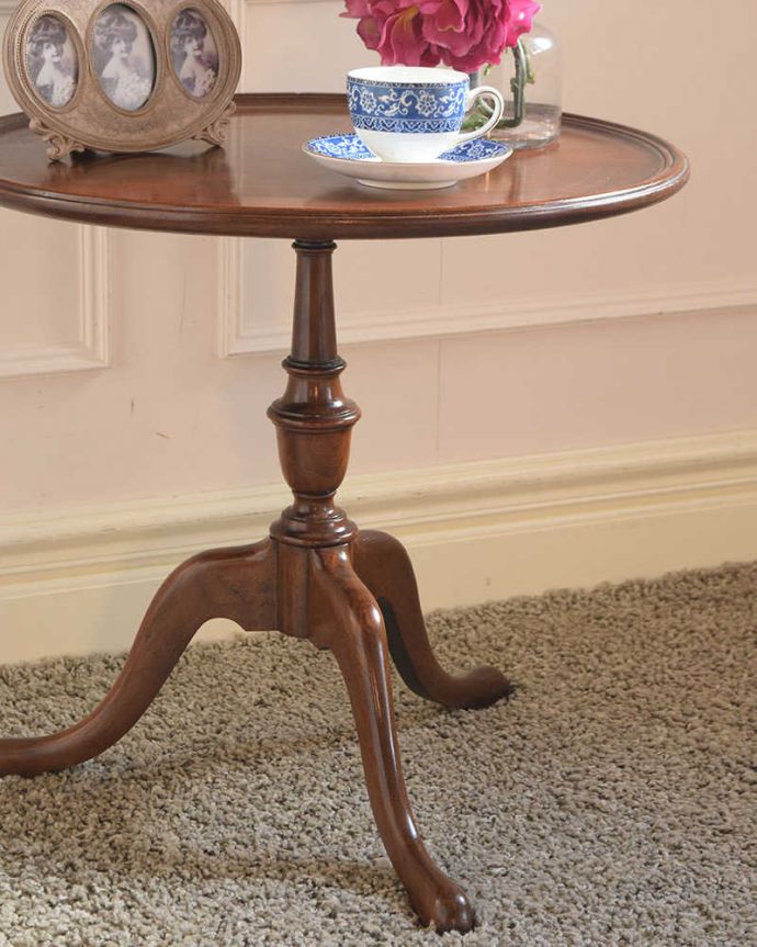 アンティークのテーブル　アンティーク家具　優雅で品があるアンティーク英国家具、ウォールナット材のティーテーブル 。安定感のあるトライポッドの脚先が3つに分かれているデザインのトライボッド。(q-2000-f)