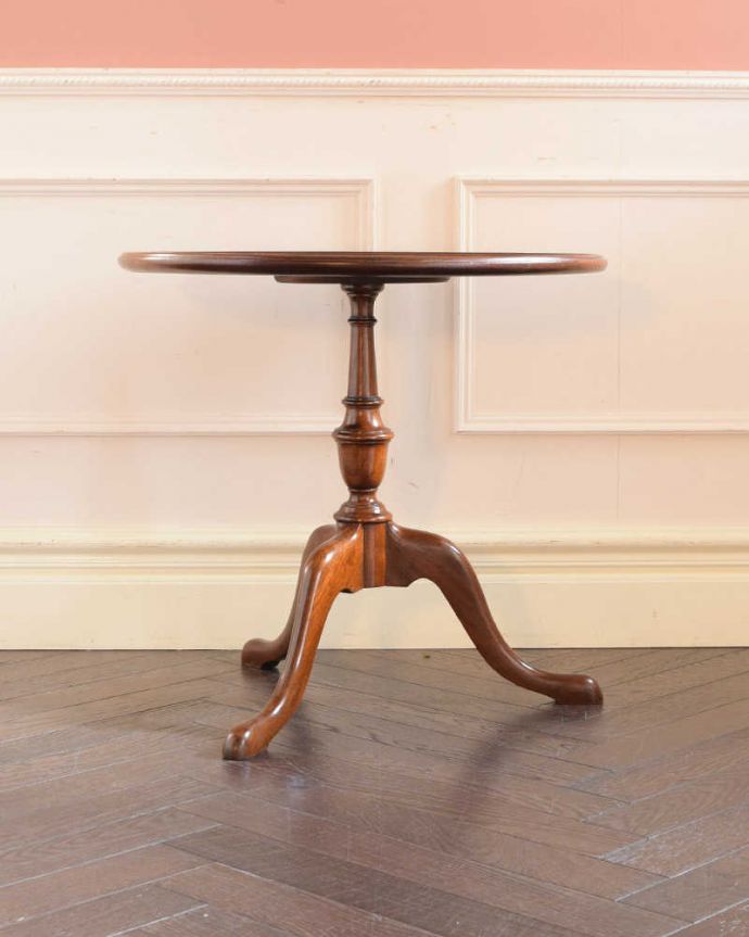アンティークのテーブル　アンティーク家具　優雅で品があるアンティーク英国家具、ウォールナット材のティーテーブル 。横から見ても素敵もちろん、横から見ても素敵なんです。(q-2000-f)