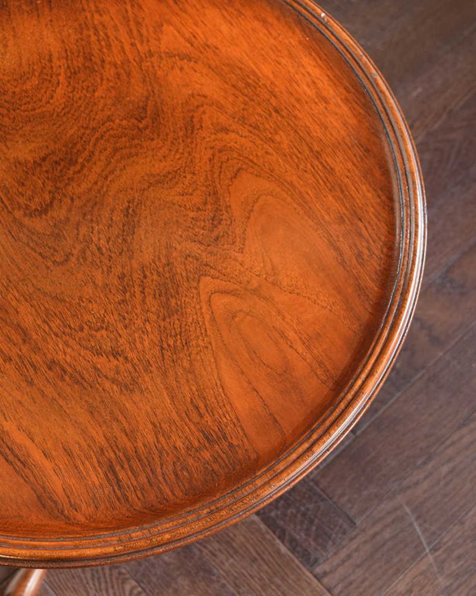 アンティークのテーブル　アンティーク家具　優雅で品があるアンティーク英国家具、ウォールナット材のティーテーブル 。近づいてみると…木目もキレイな天板。(q-2000-f)