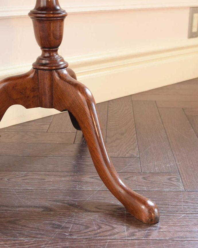 アンティークのテーブル　アンティーク家具　優雅で品があるアンティーク英国家具、ウォールナット材のティーテーブル 。脚先には･･･Handleのアンティークは脚の裏にフェルトキーパーを付けています。(q-2000-f)