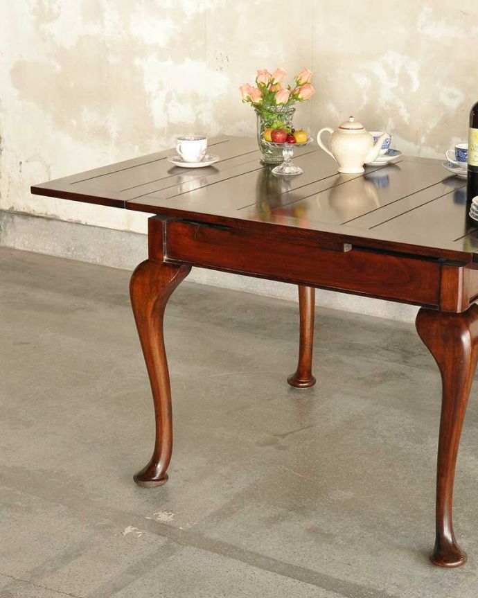 アンティークのテーブル　アンティーク家具　英国アンティークの輸入家具、猫脚のドローリーフテーブル（伸張式テーブル） 。英国らしいデザインのうつくしさにうっとり･･･足元は優雅な雰囲気のカブリオルレッグ。(q-2005-f)