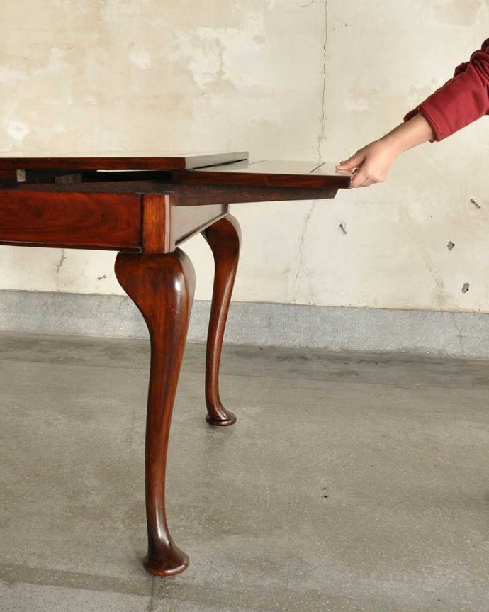 アンティークのテーブル　アンティーク家具　英国アンティークの輸入家具、猫脚のドローリーフテーブル（伸張式テーブル） 。誰でもカンタン！引っ張るだけでOK。(q-2005-f)