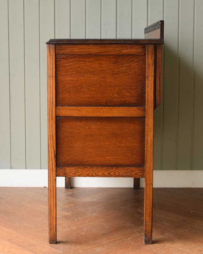 英国スタイルのシンプルなアンティーク家具、オーク材の３段チェスト