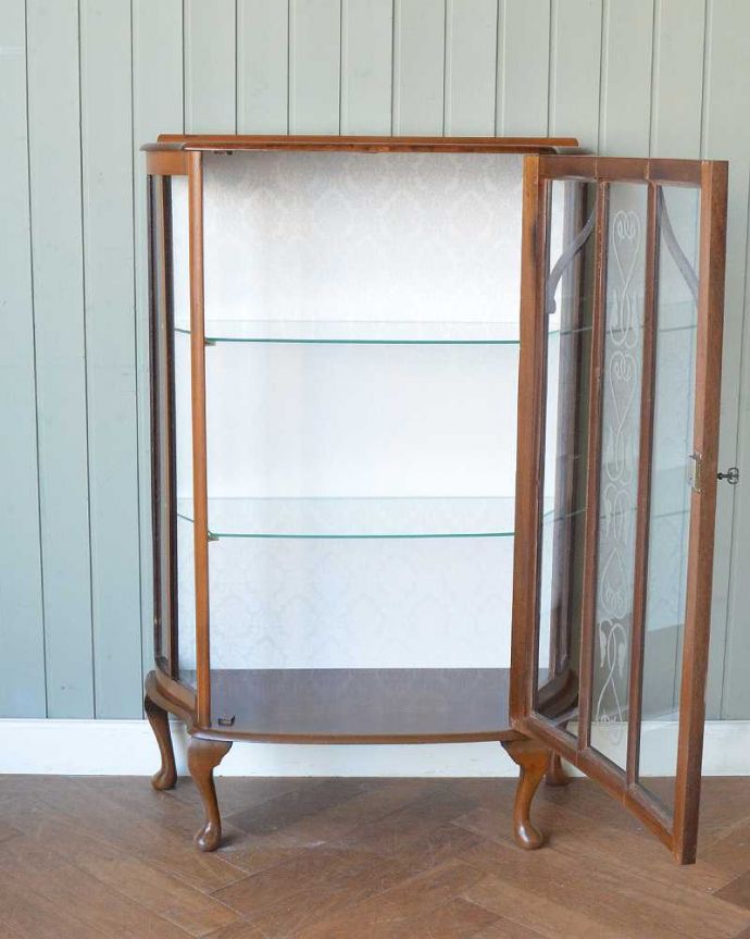 アンティークのキャビネット　アンティーク家具　ガラスの模様が美しい英国のアンティークガラスキャビネット。扉を開けて中を見てみると…背板は新しい生地に張り替えました。(q-2009-f)
