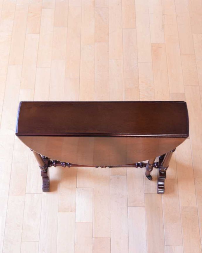 アンティークのテーブル　アンティーク家具　英国のアンティークらしい優雅テーブル、伸張式のゲートレッグテーブル。畳むとこんなにスリムなサイズリーフを閉じた状態のテーブルを上から見るとこんな感じ。(q-2010-f)