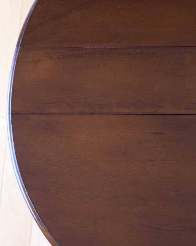 アンティークのテーブル　アンティーク家具　英国のアンティークらしい優雅テーブル、伸張式のゲートレッグテーブル。近づいて見てみると･･･時間と手間暇を掛けて職人が丁寧にお直しした天板は、木目も美しいんです。(q-2010-f)