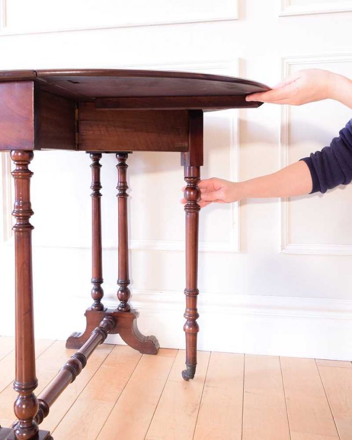 アンティークのテーブル　アンティーク家具　英国のアンティークらしい優雅テーブル、伸張式のゲートレッグテーブル。脚を引き出すだけであっという間ゲートのような形をした脚のテーブル。(q-2010-f)