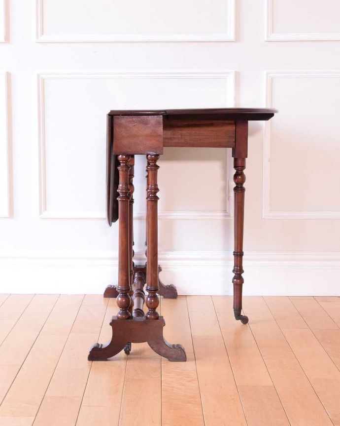 アンティークのテーブル　アンティーク家具　英国のアンティークらしい優雅テーブル、伸張式のゲートレッグテーブル。片方開くと････片方のリーフを開くとこんな感じ。(q-2010-f)
