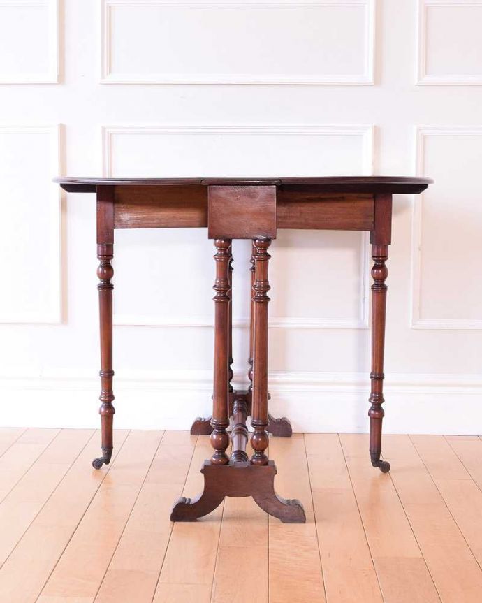 アンティークのテーブル　アンティーク家具　英国のアンティークらしい優雅テーブル、伸張式のゲートレッグテーブル。両方開けば大きなサイズゲートレッグテーブルはゲートが開くように作られた脚のデザインも印象的。(q-2010-f)
