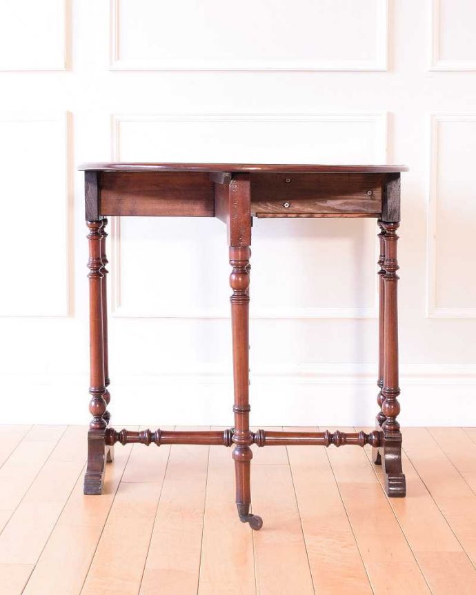 アンティークのテーブル　アンティーク家具　英国のアンティークらしい優雅テーブル、伸張式のゲートレッグテーブル。クルッと回転。(q-2010-f)