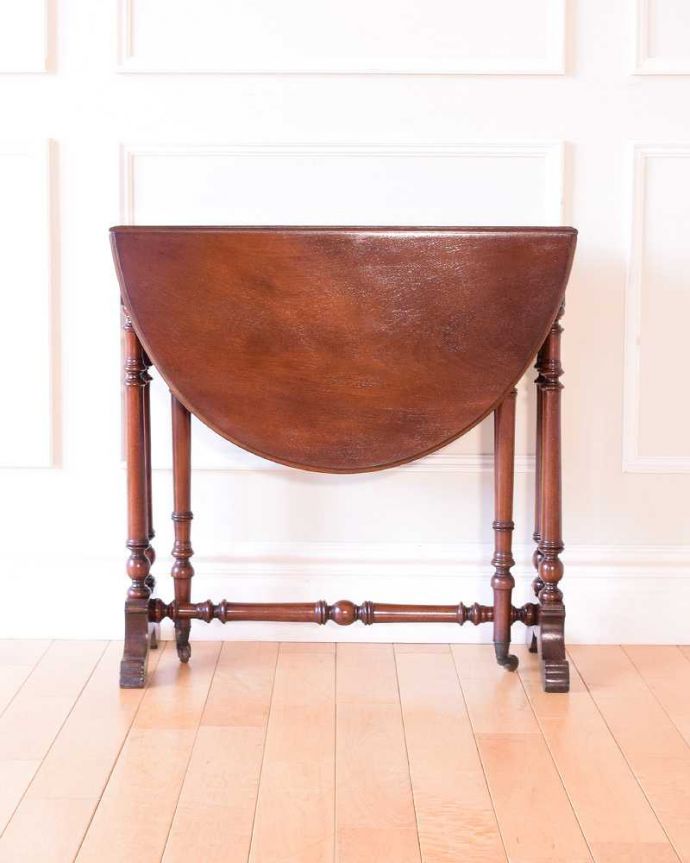 アンティークのテーブル　アンティーク家具　英国のアンティークらしい優雅テーブル、伸張式のゲートレッグテーブル。クルッと回転。(q-2010-f)