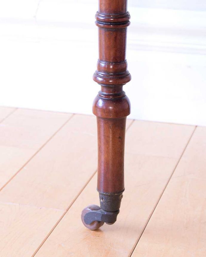 アンティークのテーブル　アンティーク家具　英国のアンティークらしい優雅テーブル、伸張式のゲートレッグテーブル。女性1人でラクラク運べちゃうんですキャスター付きの脚。(q-2010-f)