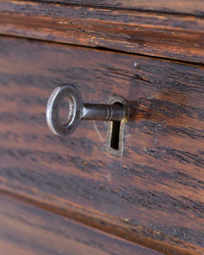 ビューロー　アンティーク家具　英国らしい彫が魅力の小さなアンティークスチューデントビューロー。鍵を使って開けてみましょうアンティークの鍵が付いています。(q-2013-f)