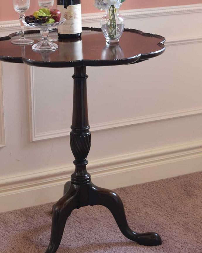 アンティークのテーブル　アンティーク家具　場所をとらず保管できる便利な家具、優雅なティーテーブル（ティルトップテーブル） 。人気のトライポットタイプの1本脚先が3つに分かれた1本足のテーブルって、みんなから人気。(q-2015-f)