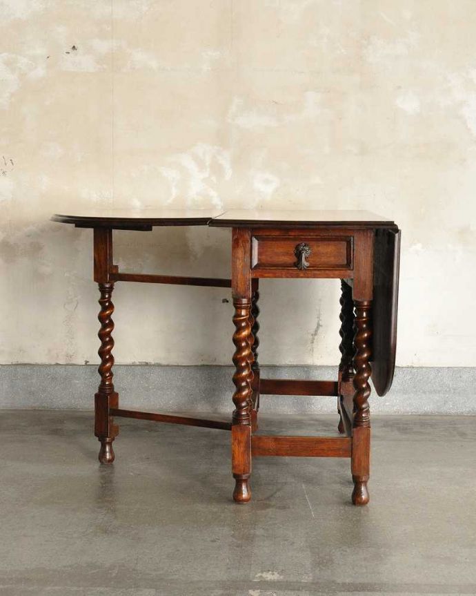 アンティークのテーブル　アンティーク家具　重厚感あるツイスト脚の英国アンティーク家具、折り畳みテーブル。片方開くと････片方のリーフを開くとこんな感じ。(q-2023-f)