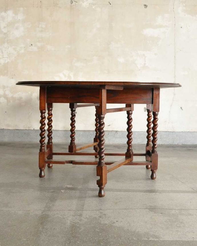 アンティークのテーブル　アンティーク家具　重厚感あるツイスト脚の英国アンティーク家具、折り畳みテーブル。クルッと回転。(q-2023-f)