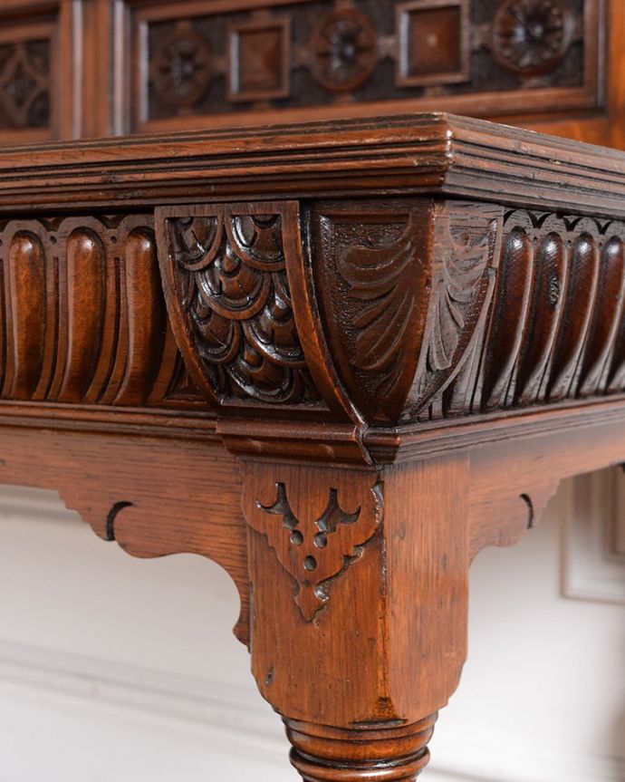 アンティークのキャビネット　アンティーク家具　イギリスで見つけた優雅なアンティークの家具、貴族のお家で使われていたダムウエイター。うっとりする美しさアンティークだから手に入る美しい彫。(q-2026-f)