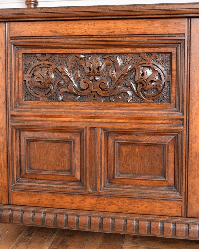 アンティークのキャビネット　アンティーク家具　イギリスで見つけた優雅なアンティークの家具、貴族のお家で使われていたダムウエイター。いろんな場所にこだわり彫のデザインもいろいろです。(q-2026-f)