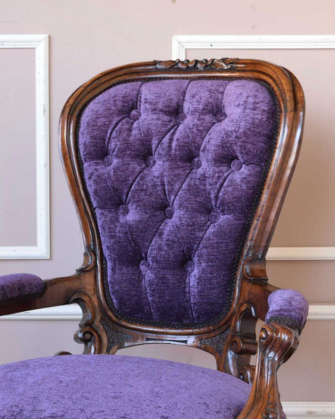 サロンチェア　アンティーク チェア　美しいパープルのサロンチェア、品のあるアンティークの椅子。隅々まで装飾が施されたデザインです。(q-203-c)