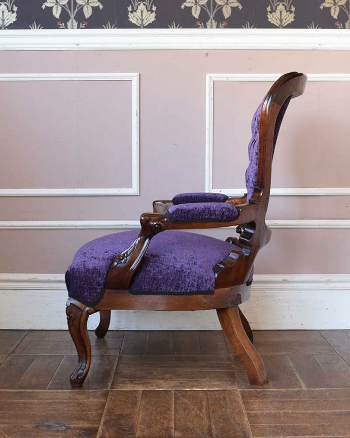 サロンチェア　アンティーク チェア　美しいパープルのサロンチェア、品のあるアンティークの椅子。よしかかりやすい背もたれです。(q-203-c)