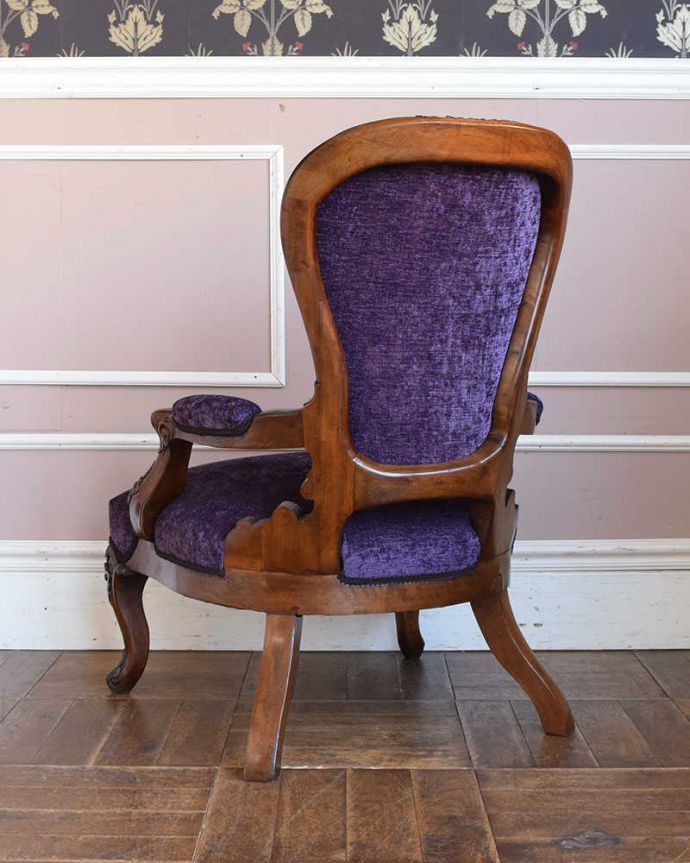 サロンチェア　アンティーク チェア　美しいパープルのサロンチェア、品のあるアンティークの椅子。アンティークは新品ではないので、もちろん経年変化によるキズはありますが、専門の職人が目立たないようキレイにお直しをしているので、後姿までキレイです。(q-203-c)