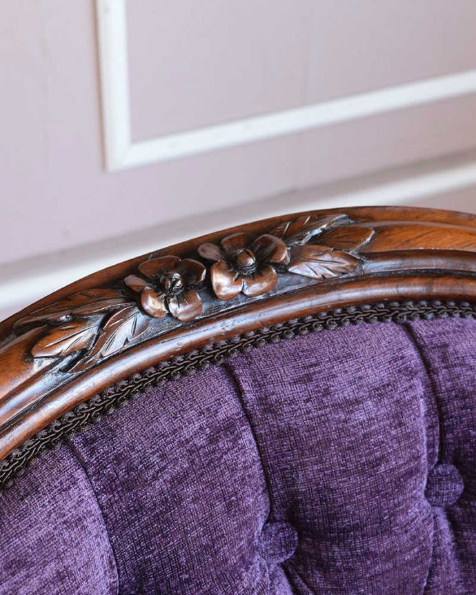 サロンチェア　アンティーク チェア　美しいパープルのサロンチェア、品のあるアンティークの椅子。可愛いお花の彫があります。(q-203-c)