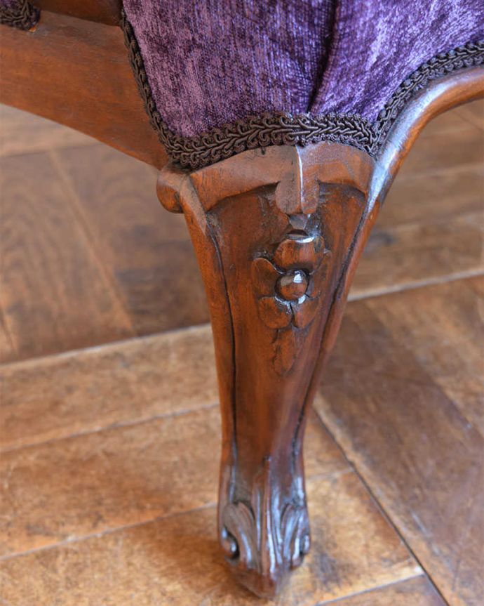 サロンチェア　アンティーク チェア　美しいパープルのサロンチェア、品のあるアンティークの椅子。脚の彫もとっても可愛いです。(q-203-c)