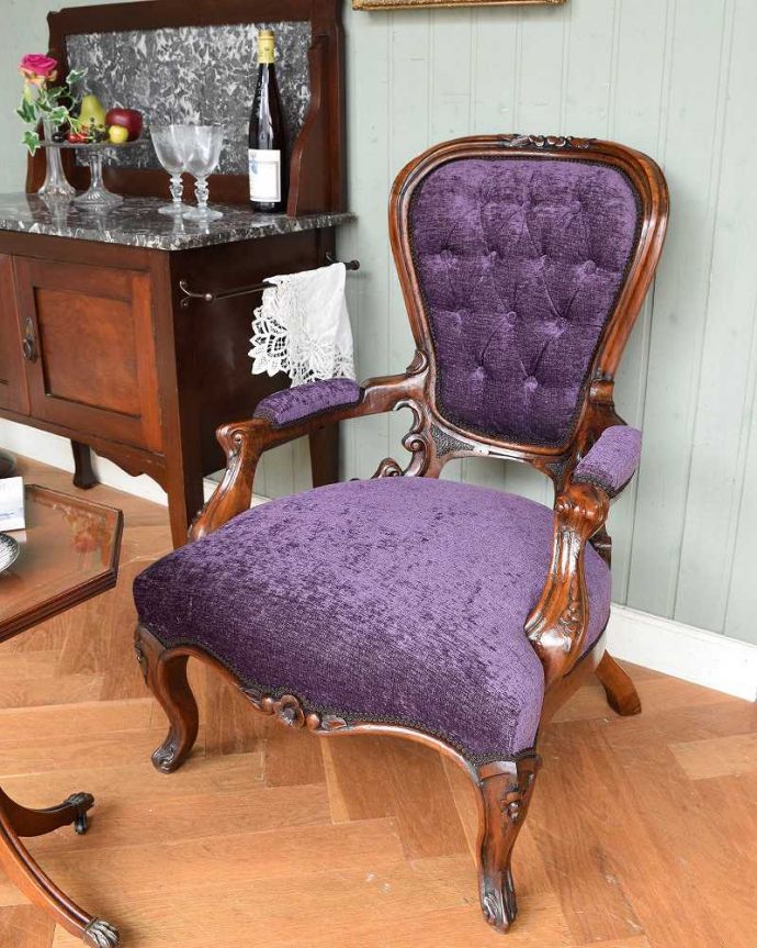 サロンチェア　アンティーク チェア　美しいパープルのサロンチェア、品のあるアンティークの椅子。置いてあるだけでその場の空気感を換えてくれるんです。(q-203-c)