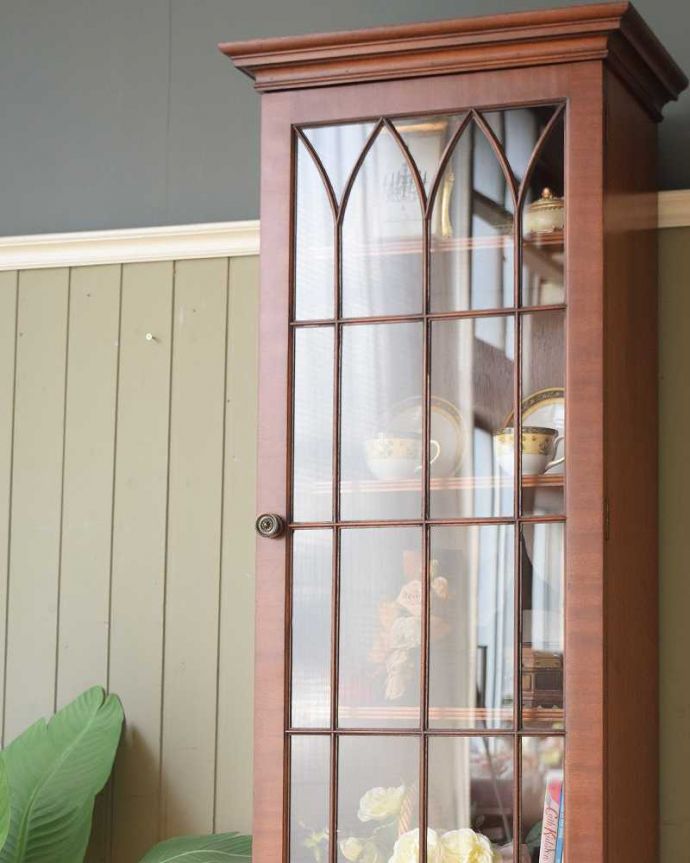 アンティークのキャビネット　アンティーク家具　上品な英国スタイルのアンティーク家具、細身で場所をとらない本棚（ガラスキャビネット） 。扉に描かれた模様の美しさガラスの扉に描かれた美しい木の模様。(q-2037-f)