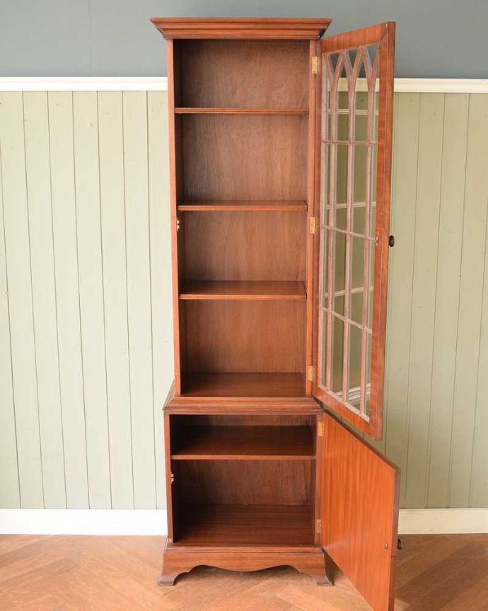 アンティークのキャビネット　アンティーク家具　上品な英国スタイルのアンティーク家具、細身で場所をとらない本棚（ガラスキャビネット） 。扉の中は、しっかりと収納できる棚板重いものもたっぷり収納できる木製の棚板タイプ。(q-2037-f)