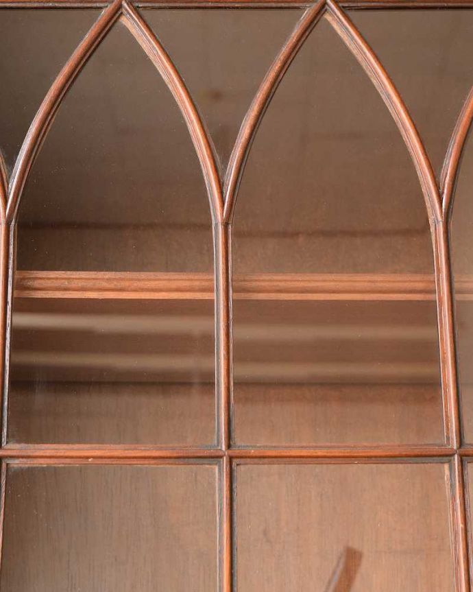 アンティークのキャビネット　アンティーク家具　上品な英国スタイルのアンティーク家具、細身で場所をとらない本棚（ガラスキャビネット） 。美しい装飾にうっとり…ガラス面の装飾が上品なアクセントに。(q-2037-f)