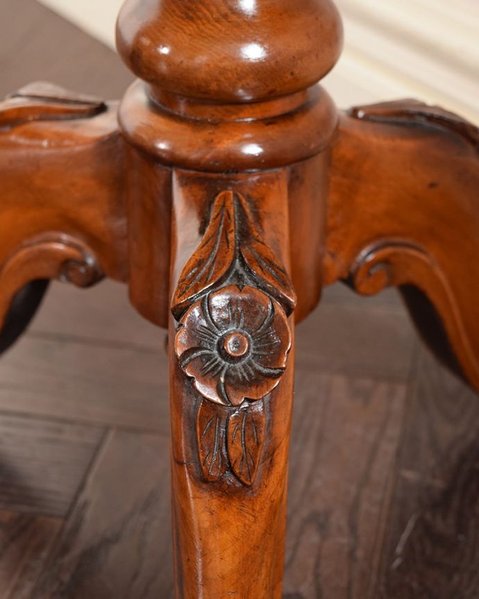 アンティークのテーブル　アンティーク家具　贅沢なアンティークの家具、ビクトリア時代を代表する象嵌が美しいソーイングテーブル。うっとりする美しさアンティークだから手に入る美しい彫。(q-2038-f)