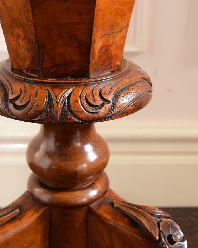 アンティークのテーブル　アンティーク家具　贅沢なアンティークの家具、ビクトリア時代を代表する象嵌が美しいソーイングテーブル。いろんな場所にこだわり彫のデザインもいろいろです。(q-2038-f)