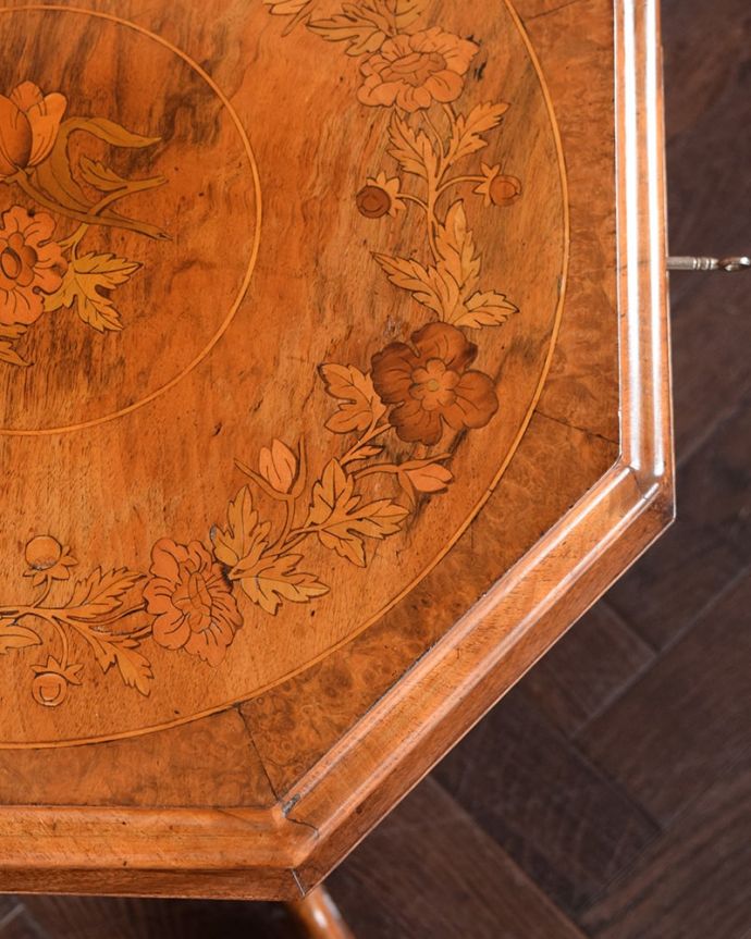 アンティークのテーブル　アンティーク家具　贅沢なアンティークの家具、ビクトリア時代を代表する象嵌が美しいソーイングテーブル。職人技が光っています。(q-2038-f)