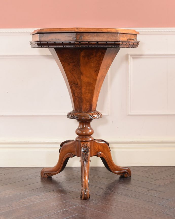 アンティークのテーブル　アンティーク家具　贅沢なアンティークの家具、ビクトリア時代を代表する象嵌が美しいソーイングテーブル。クルッと回転。(q-2038-f)