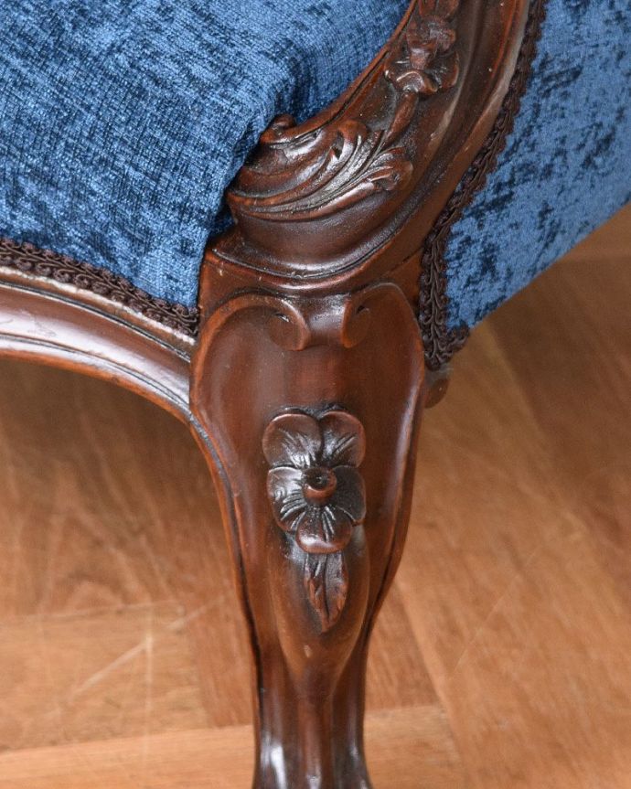 サロンチェア　アンティーク チェア　ウォルナット材のアームチェア、英国輸入のアンティークサロンチェア（パーソナルチェア）。脚の彫もとっても可愛いです。(q-204-c)